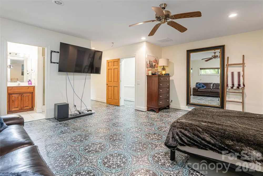 75 Cougar Lane Saluda, NC 28773