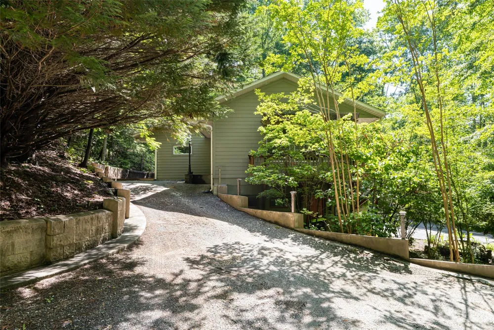 75 Cougar Lane Saluda, NC 28773
