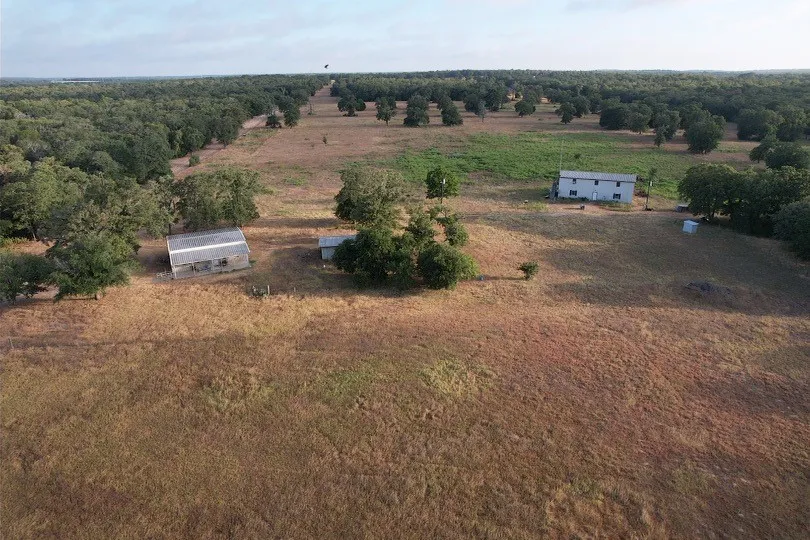 2542 County Road 306 Lexington, TX 78947
