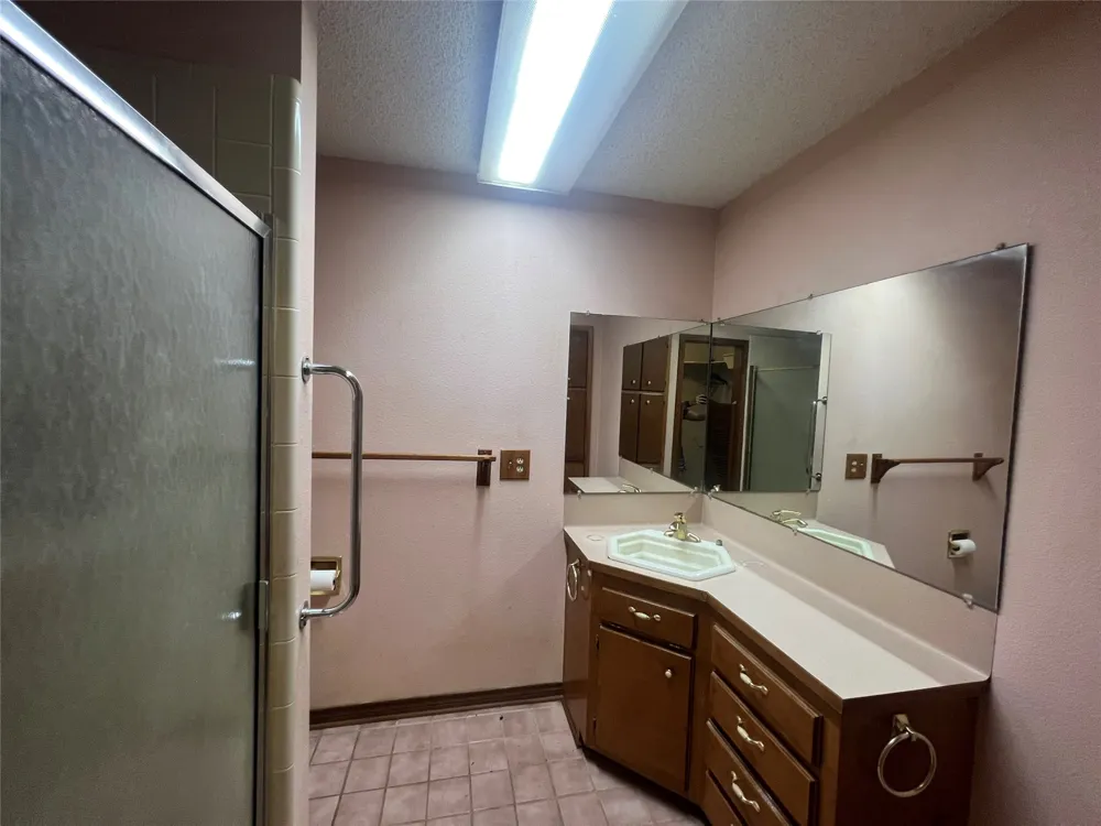 2542 County Road 306 Lexington, TX 78947