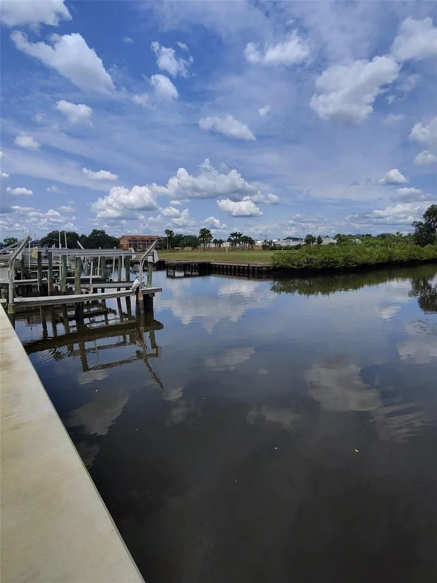 190 MERES BOULEVARD Tarpon Springs, FL 34689