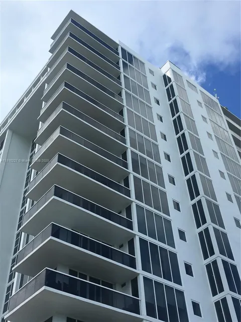 10275 Collins Ave #628