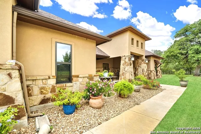 1494 County Road 433 Stockdale, TX 78160