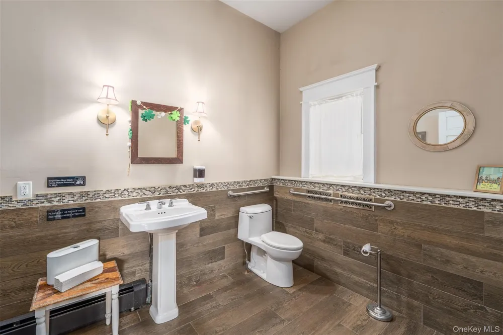 13100 Main Rd Mattituck, NY 11952