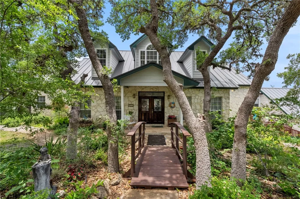 125 Northlake Cove Lakehills, TX 78063