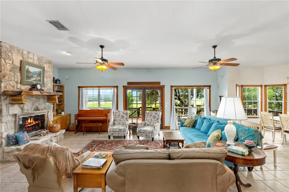 125 Northlake Cove Lakehills, TX 78063