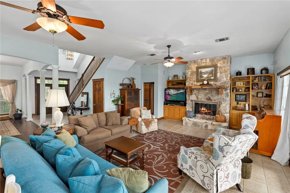 125 Northlake Cove Lakehills, TX 78063
