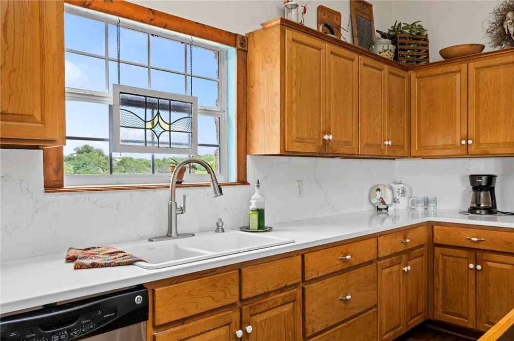 125 Northlake Cove Lakehills, TX 78063