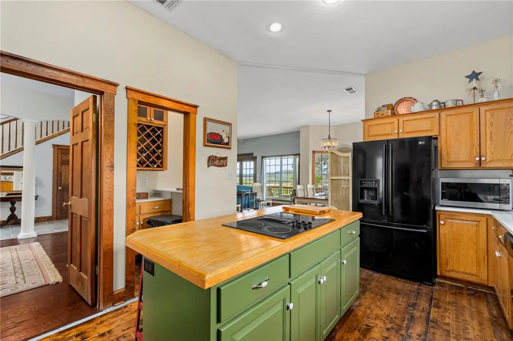 125 Northlake Cove Lakehills, TX 78063
