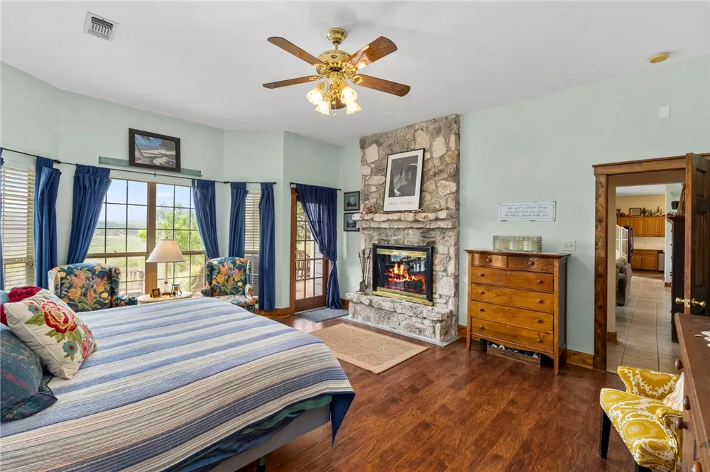 125 Northlake Cove Lakehills, TX 78063