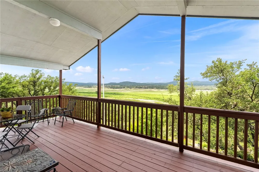 125 Northlake Cove Lakehills, TX 78063