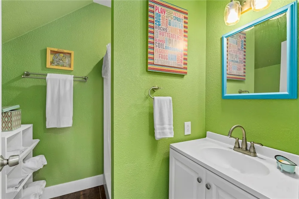 125 Northlake Cove Lakehills, TX 78063