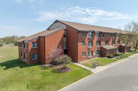 2100 Greentree North
