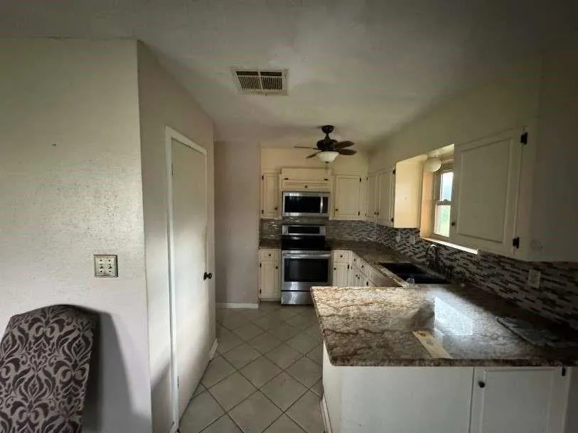 718 Westbury Street West Orange, TX 77630