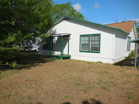 628 Austin Street W