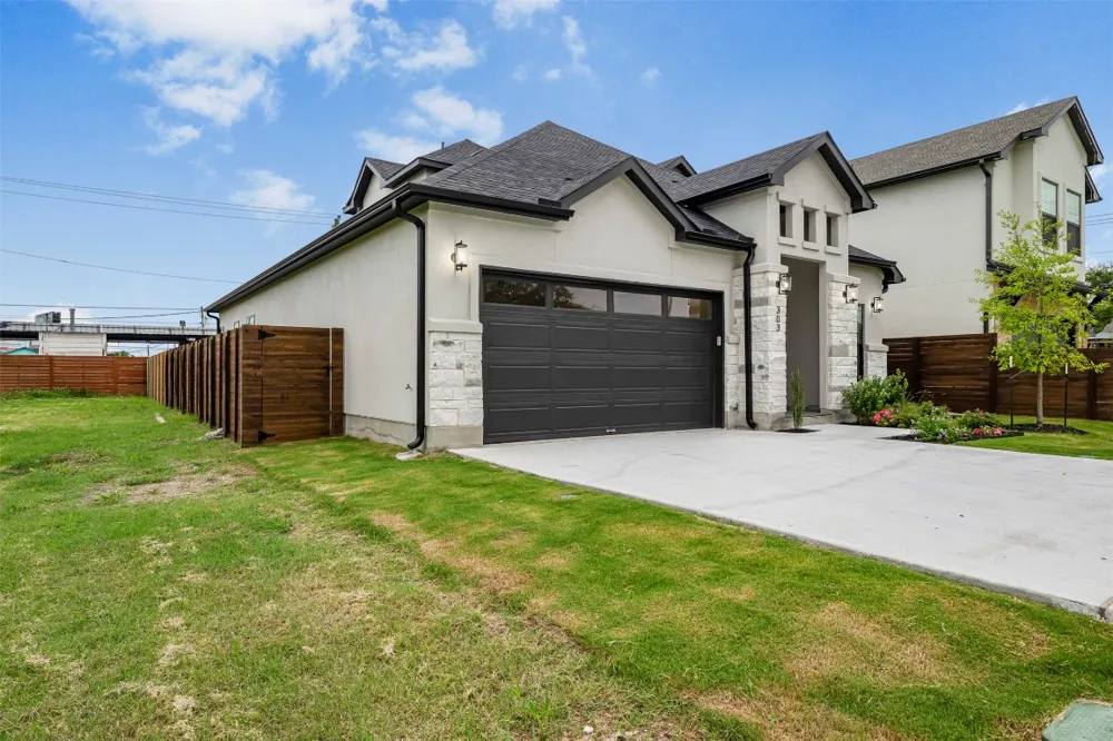 303 W Lane Avenue Manor, TX 78653