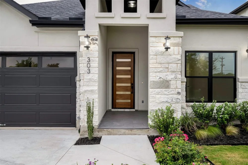 303 W Lane Avenue Manor, TX 78653