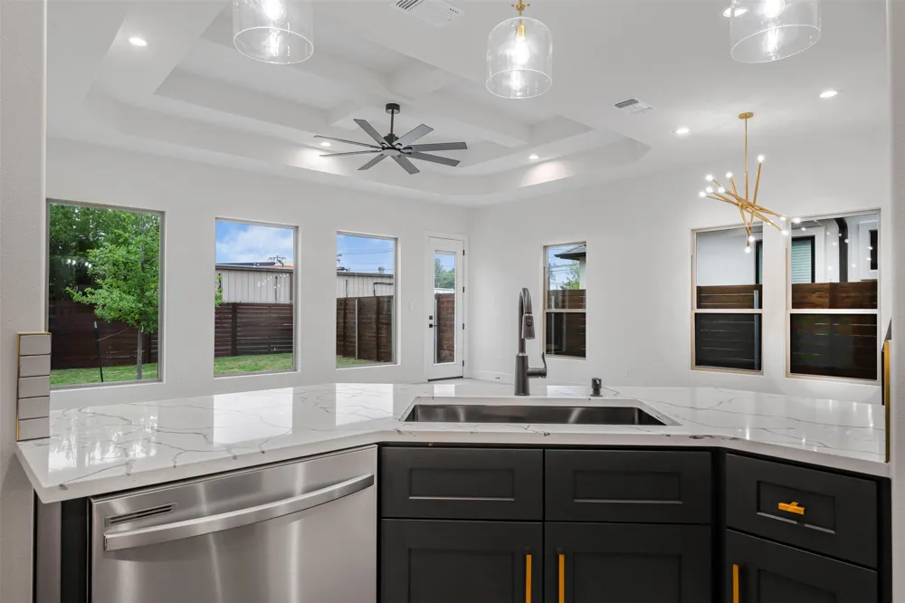 303 W Lane Avenue Manor, TX 78653