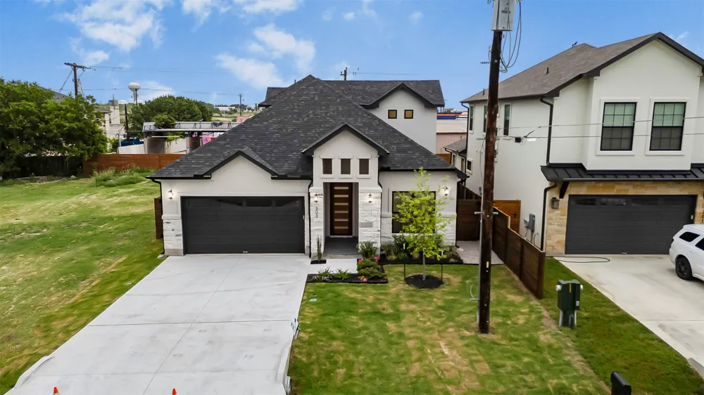 303 W Lane Avenue Manor, TX 78653