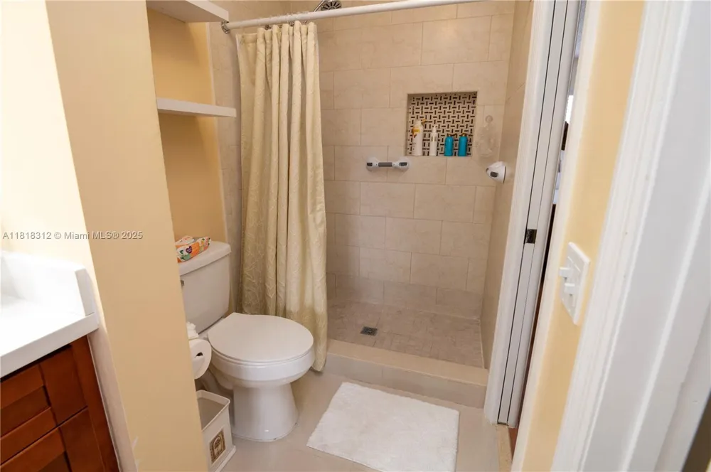 2375 W 74th St #106-6 Hialeah, FL 33016