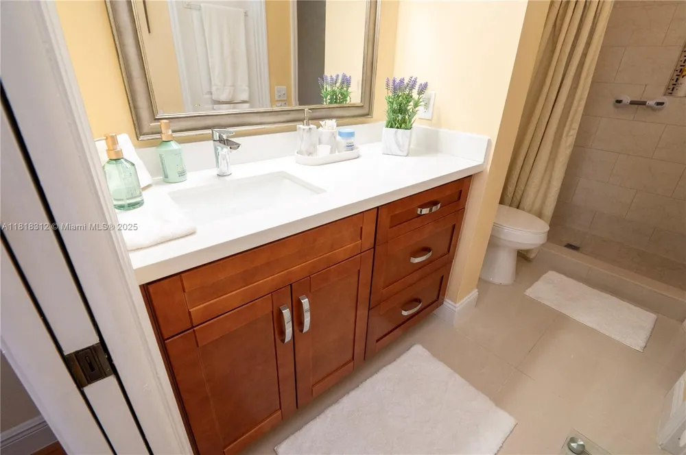 2375 W 74th St #106-6 Hialeah, FL 33016