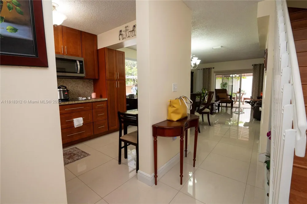 2375 W 74th St #106-6 Hialeah, FL 33016