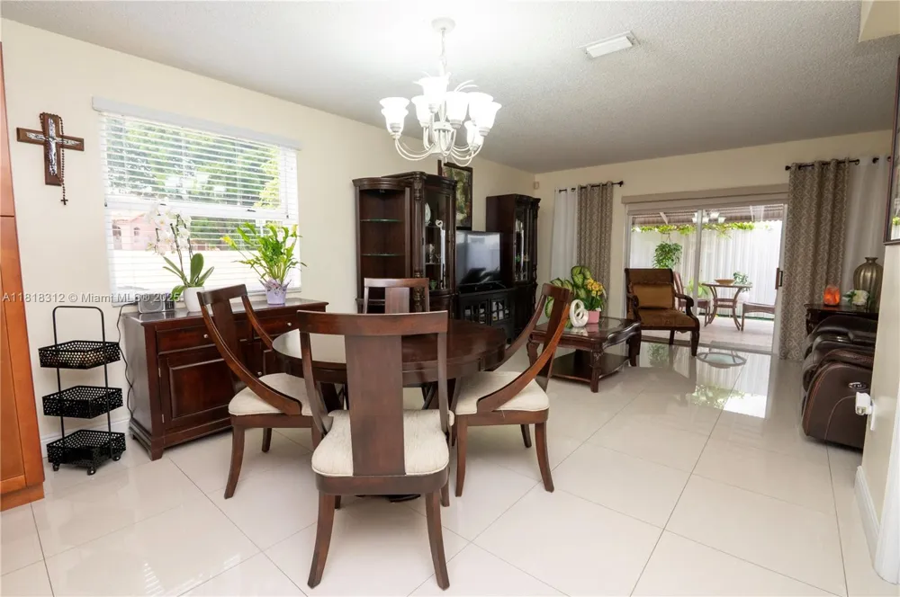 2375 W 74th St #106-6 Hialeah, FL 33016