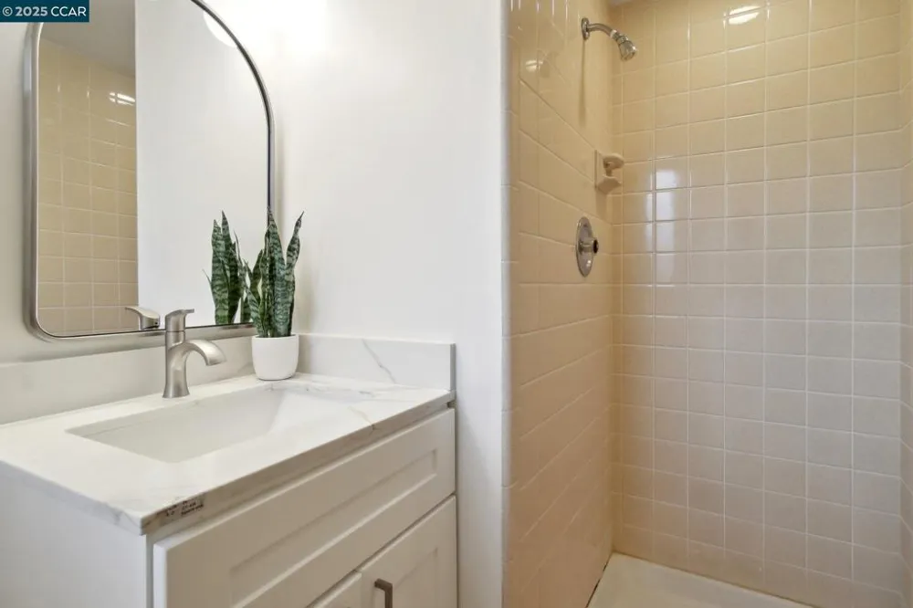 30 La Cuesta Rd Orinda, CA 94563