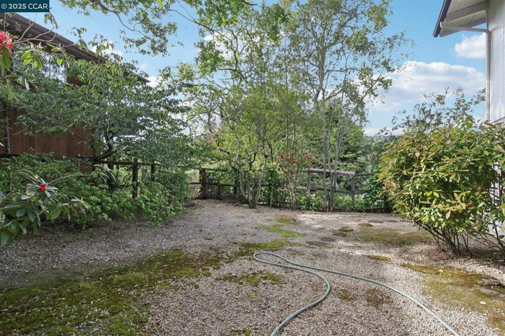 30 La Cuesta Rd Orinda, CA 94563