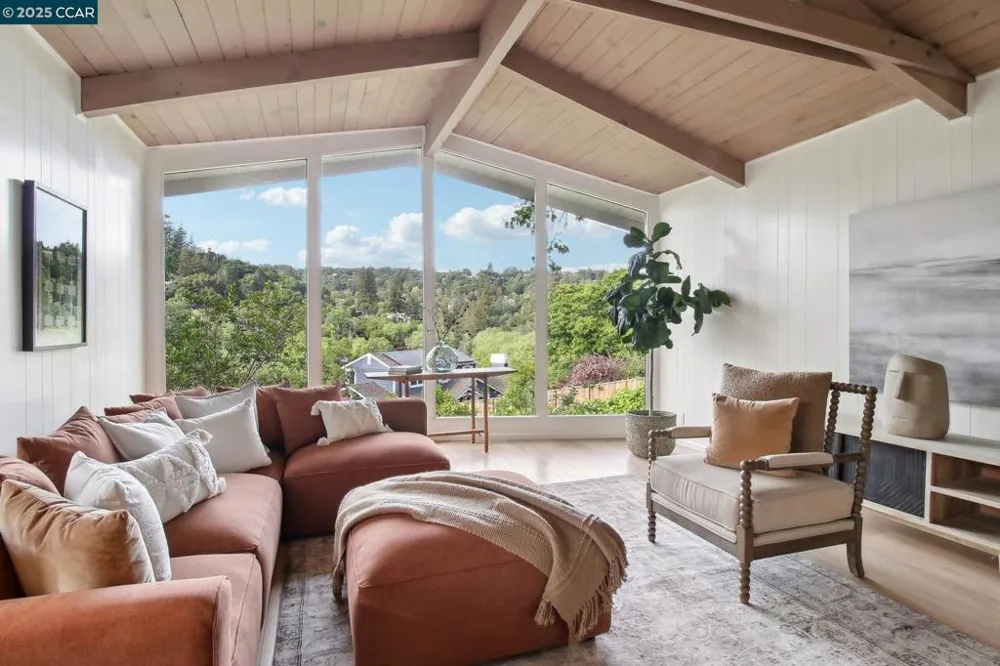 30 La Cuesta Rd Orinda, CA 94563