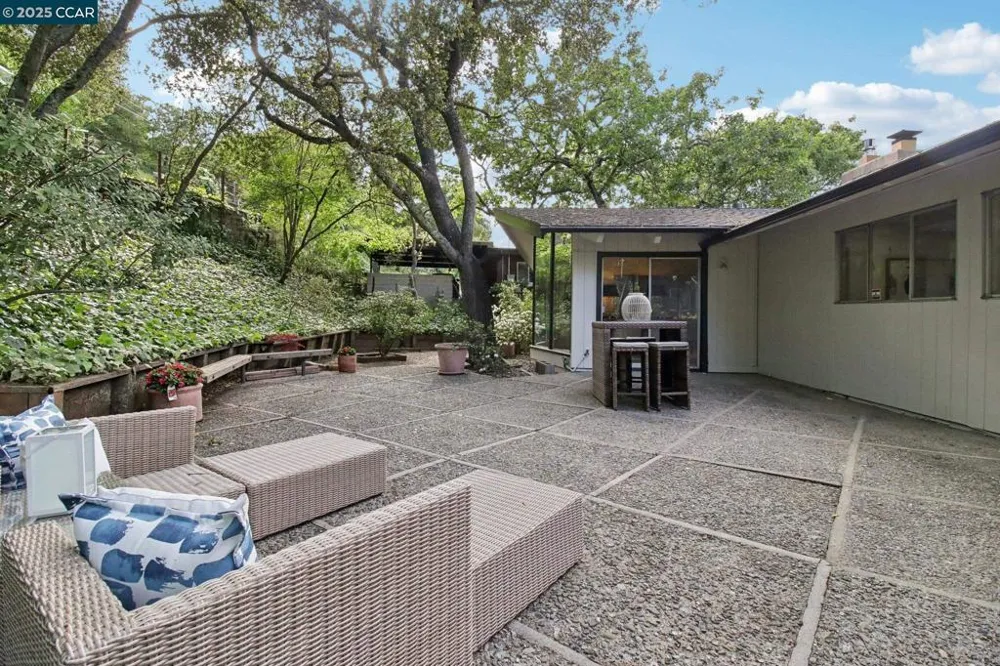30 La Cuesta Rd Orinda, CA 94563
