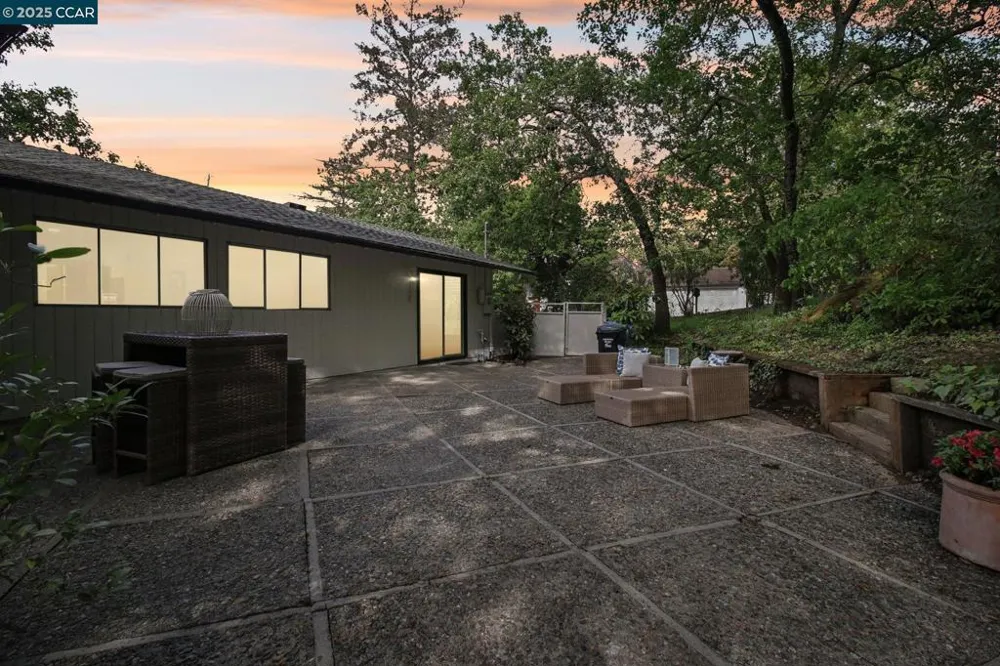 30 La Cuesta Rd Orinda, CA 94563