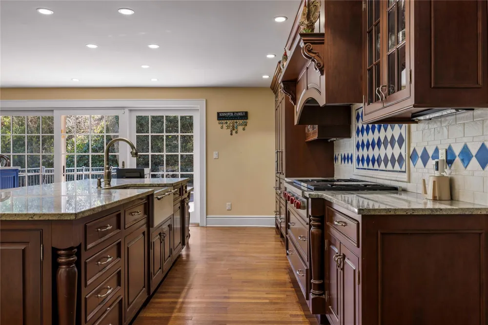 233 Narragansett Avenue Lawrence, NY 11559