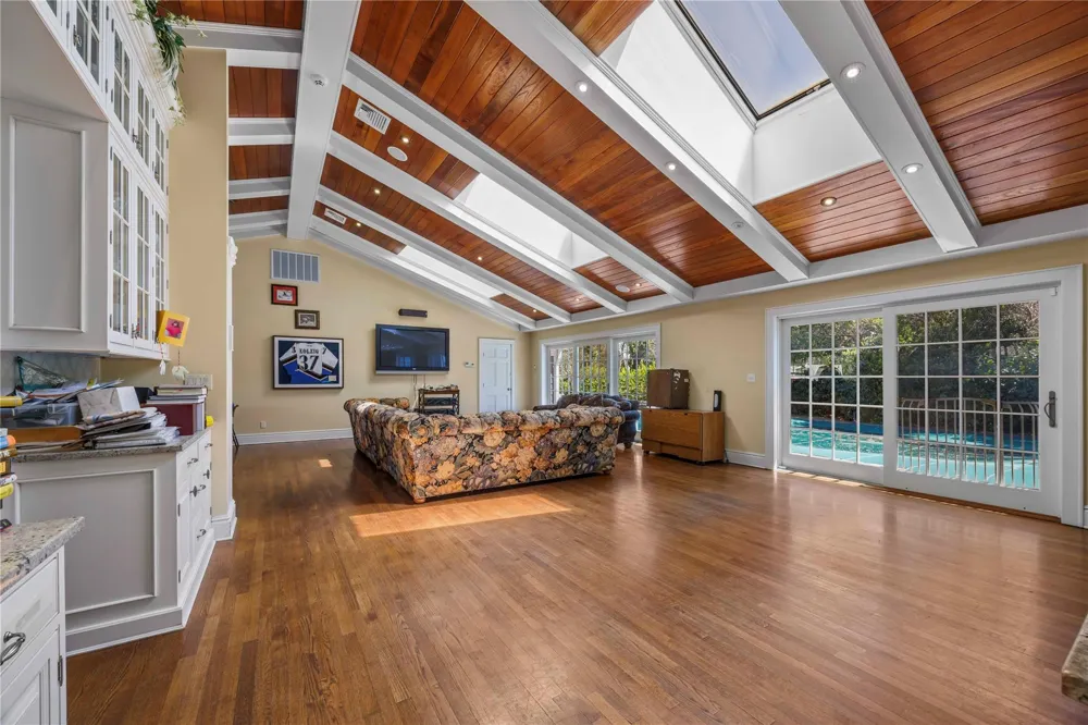 233 Narragansett Avenue Lawrence, NY 11559