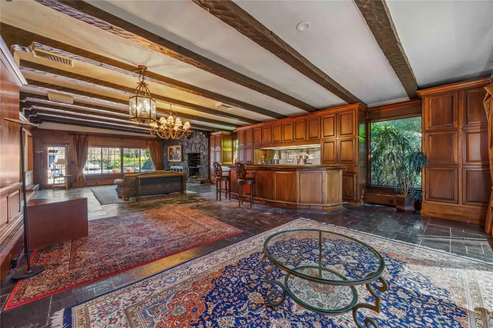 233 Narragansett Avenue Lawrence, NY 11559