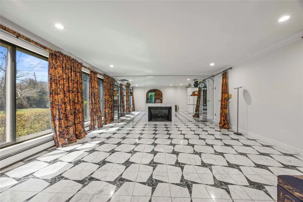 233 Narragansett Avenue Lawrence, NY 11559
