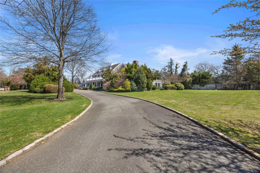 233 Narragansett Avenue Lawrence, NY 11559