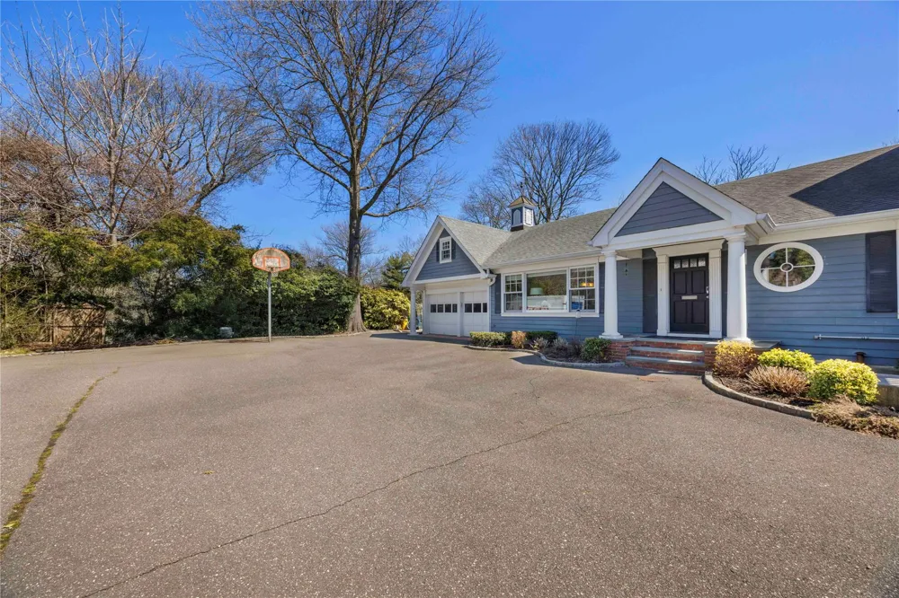 233 Narragansett Avenue Lawrence, NY 11559