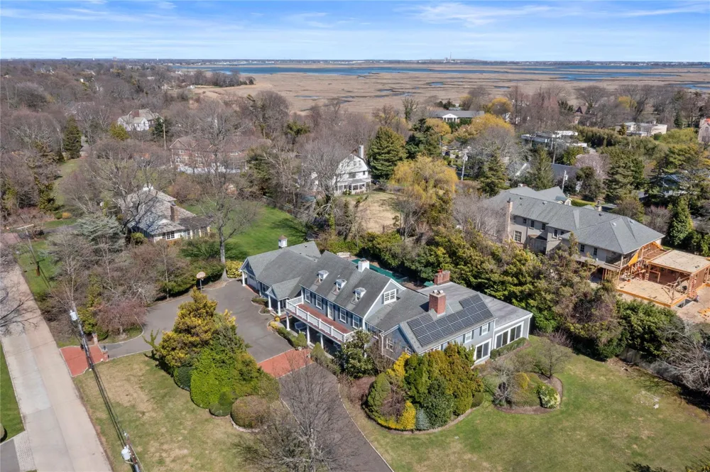 233 Narragansett Avenue Lawrence, NY 11559