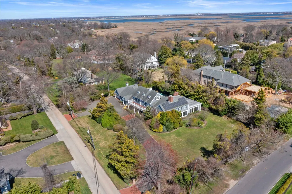 233 Narragansett Avenue Lawrence, NY 11559