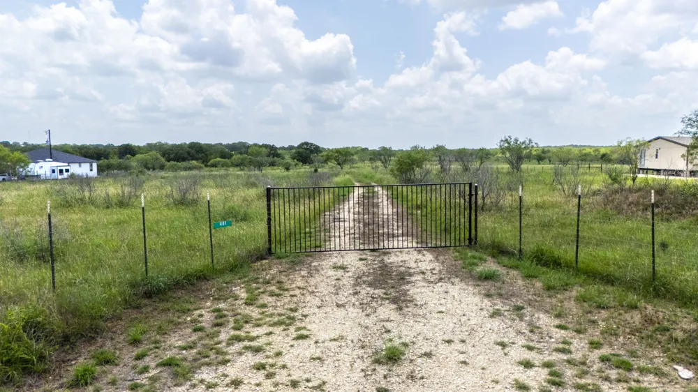 401 Turnback Trail Dale, TX 78616