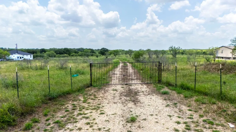401 Turnback Trail Dale, TX 78616