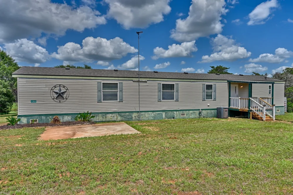 1368 County Road 207 Giddings, TX 78942