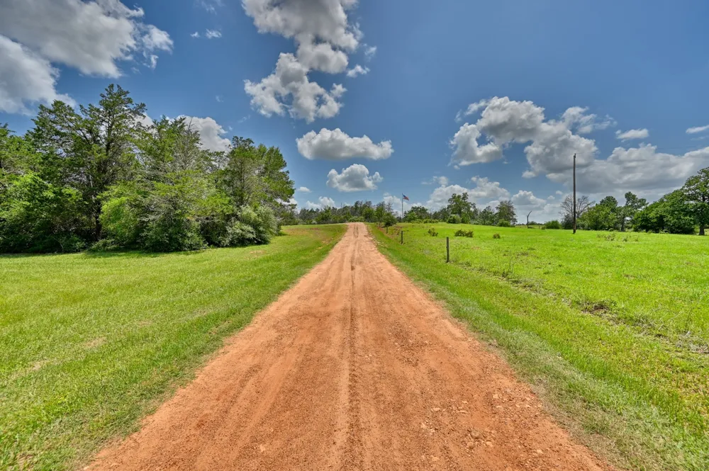 1368 County Road 207 Giddings, TX 78942