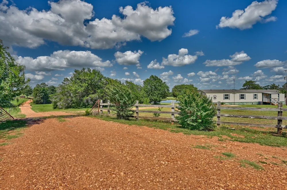 1368 County Road 207 Giddings, TX 78942