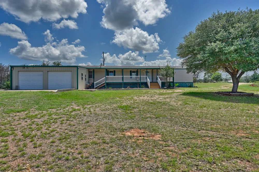 1368 County Road 207 Giddings, TX 78942
