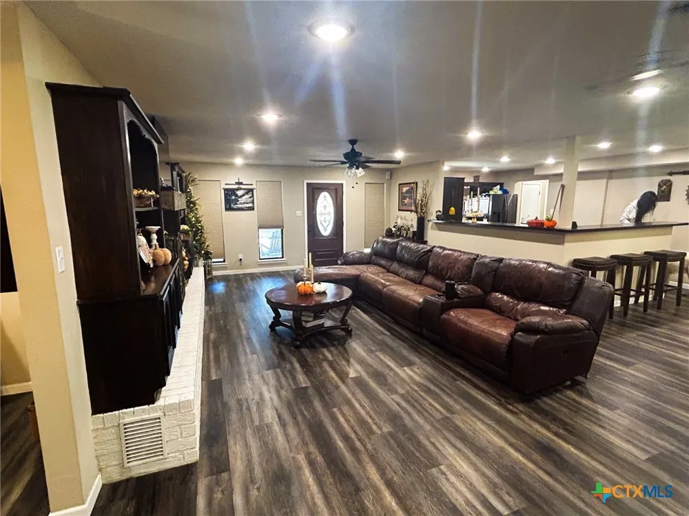 295 Goetz Rd Cameron, TX 76520