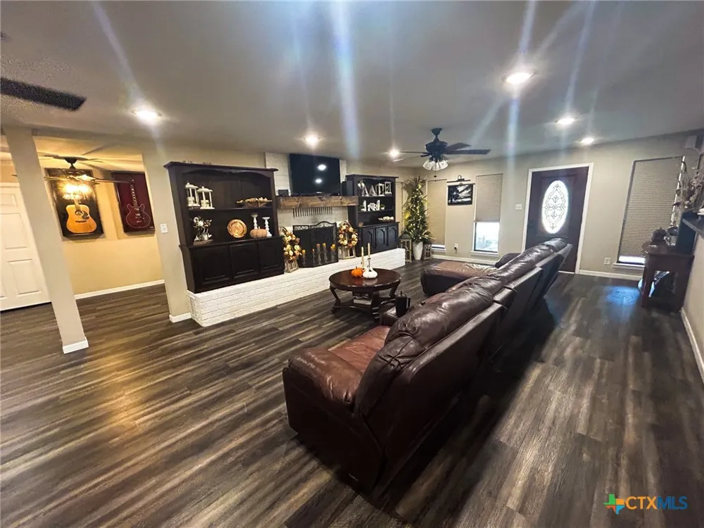 295 Goetz Rd Cameron, TX 76520