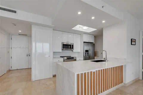 848 Brickell Key Dr #1803