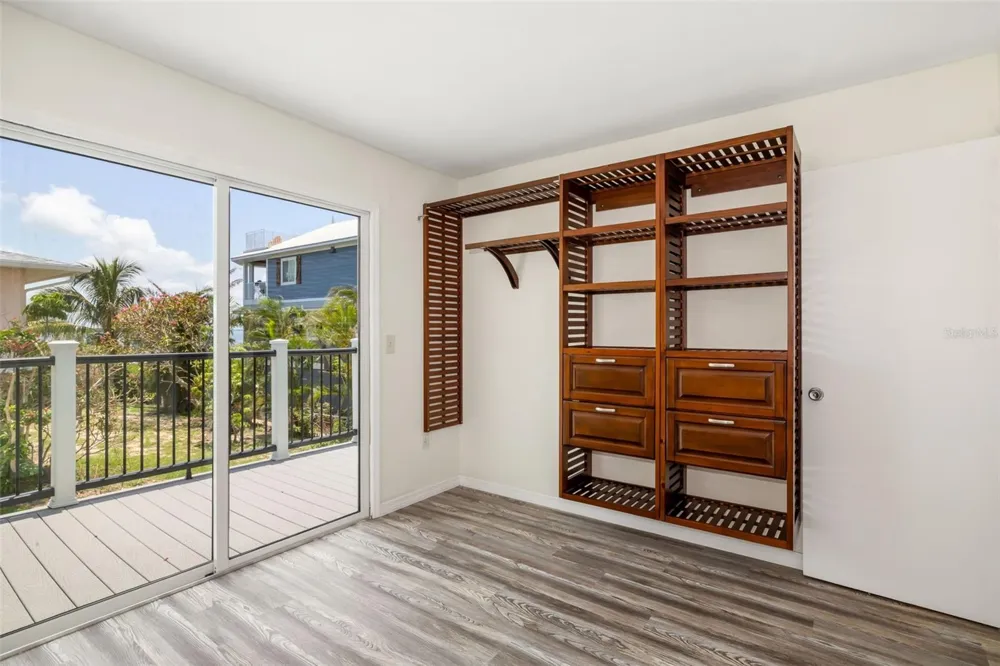 2513 AVENUE B #B Bradenton Beach, FL 34217